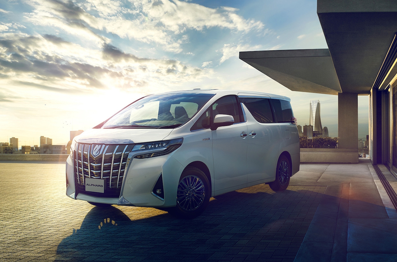 Mức giá có phần đắt đỏ khiến Toyota Alphard khó chiều lòng được người dùng tại Việt Nam.