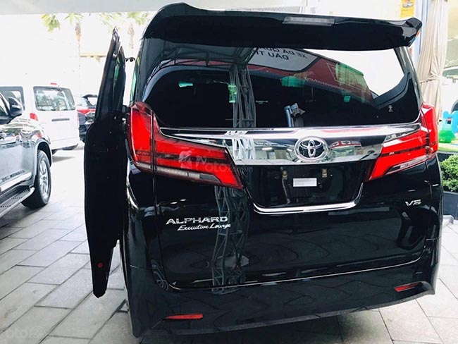 toyota alphard can tho duoi xe